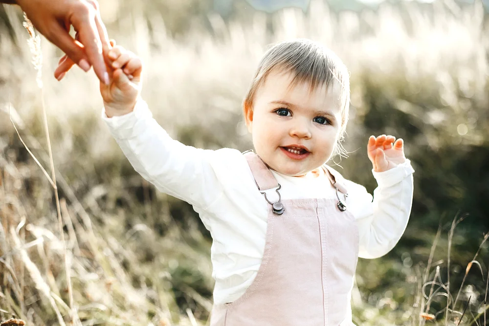 1. rok życia (12-24 miesiące) - Od pierwszych kroków do pierwszych zdań