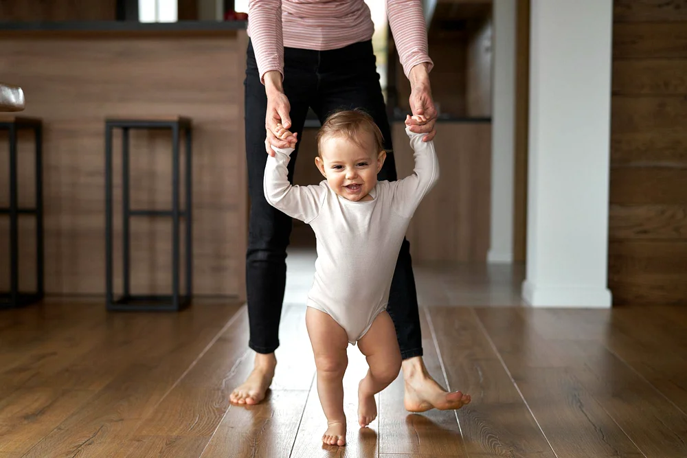 10 miesiąc życia - Wstawanie i pierwsze kroki przy meblach
