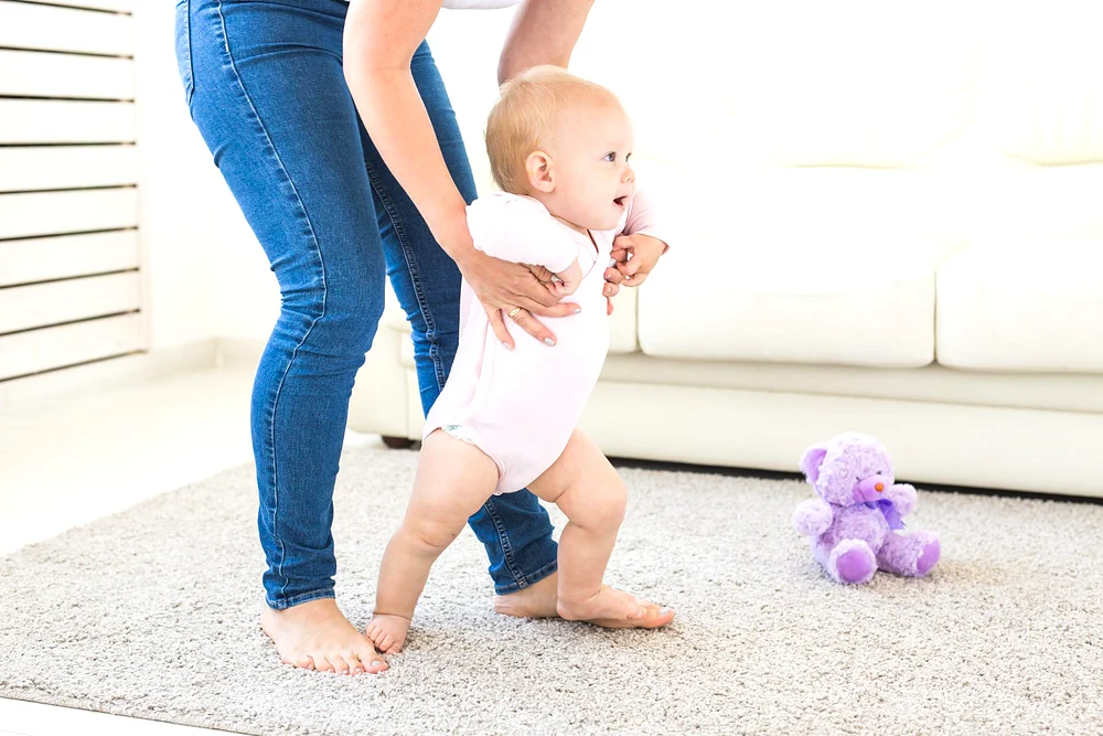 11 miesiąc życia - Pierwsze kroki i rozwój mowy