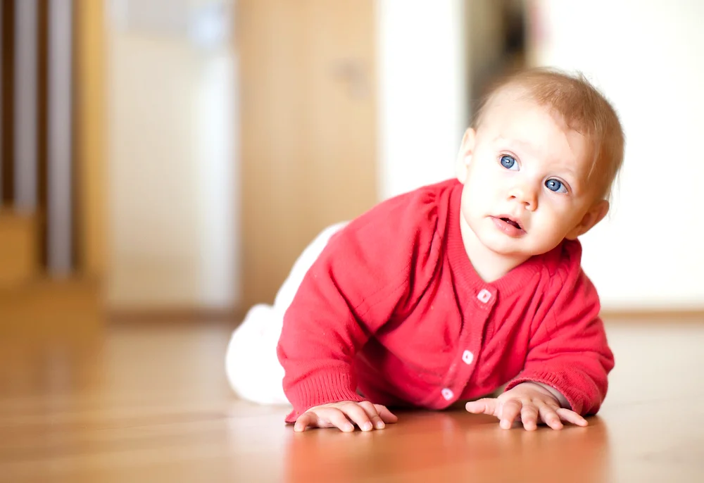 8 miesiąc życia - Pełzanie i raczkowanie, pierwsze próby przemieszczania się