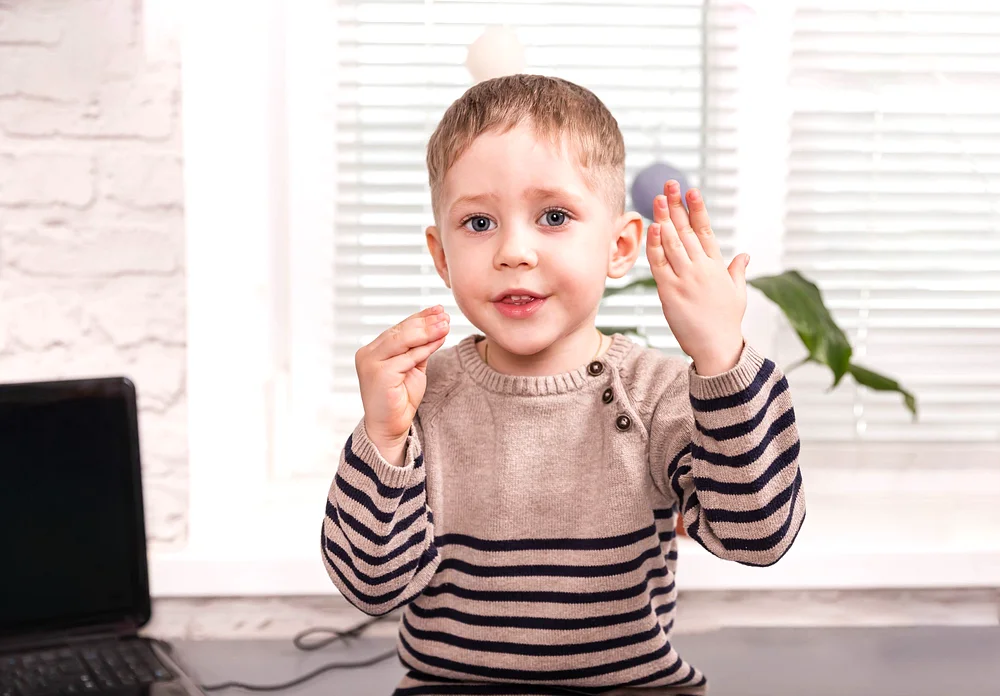 Rozwój mowy dziecka (1-5 lat) - od pierwszych słów do płynnej komunikacji